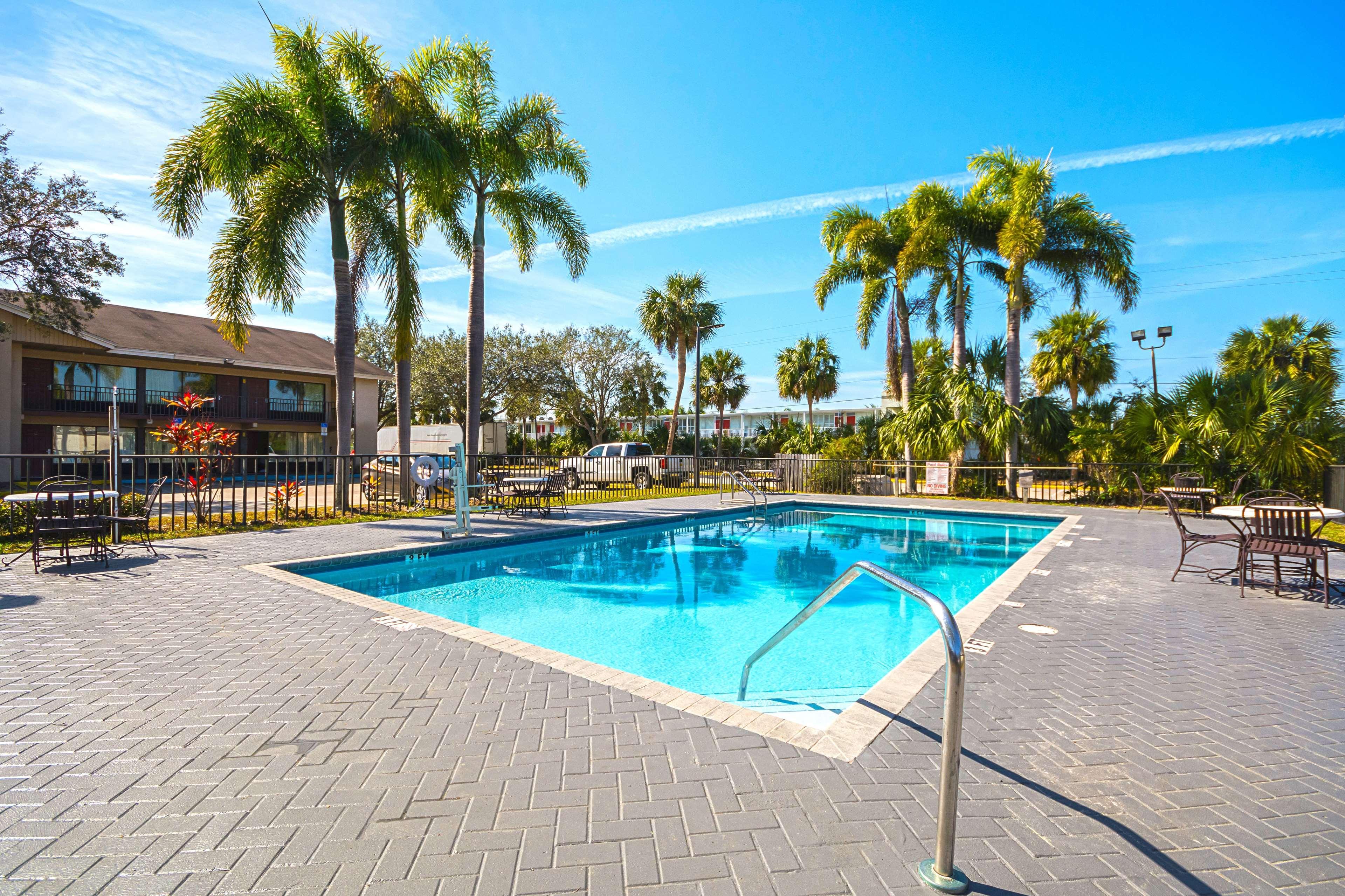 Americas Best Value Inn & Suites Мелбърн Екстериор снимка